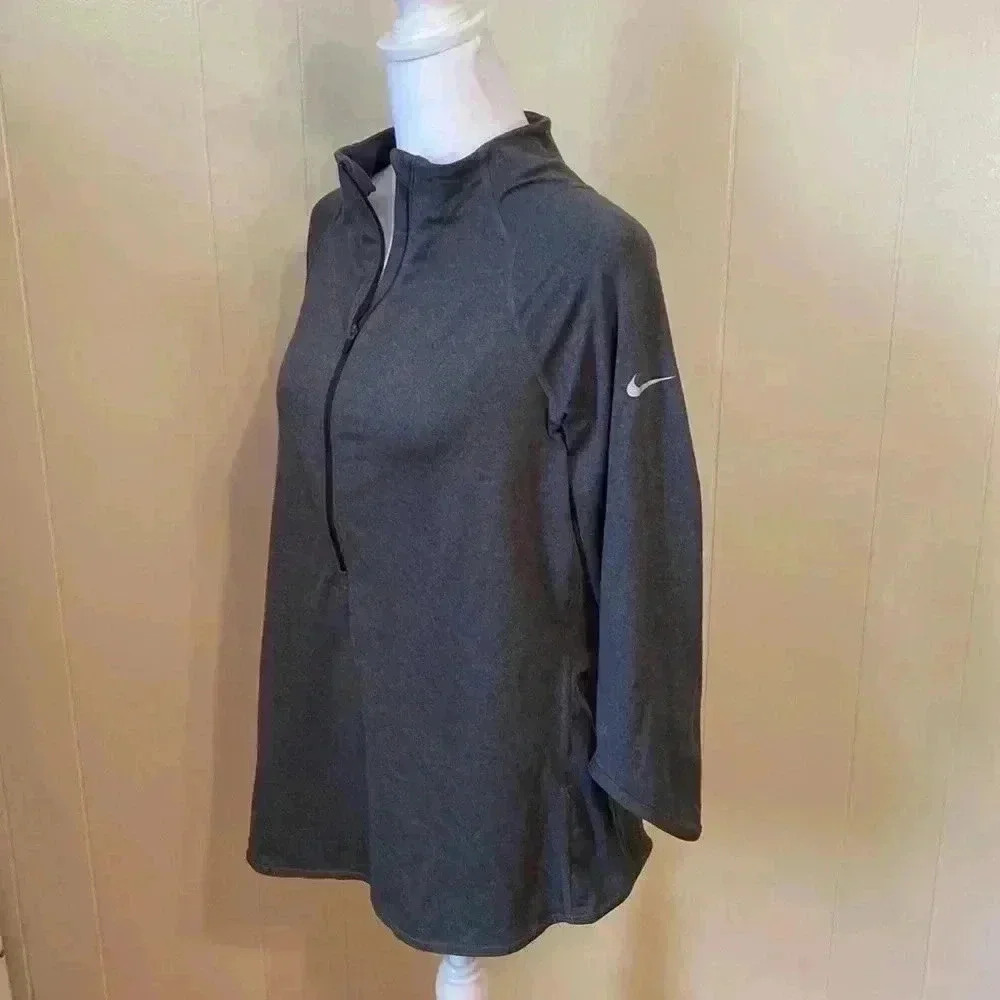 Nike Dri-Fit Gray 1/2 Zip Pullover 3/4 Sleeves Woman’s Shirt in Size Large.
